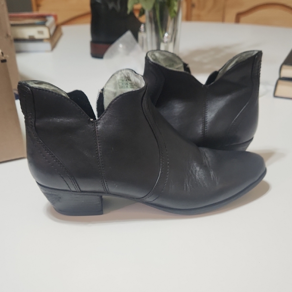 Black Ariat Leather Ankle Boots